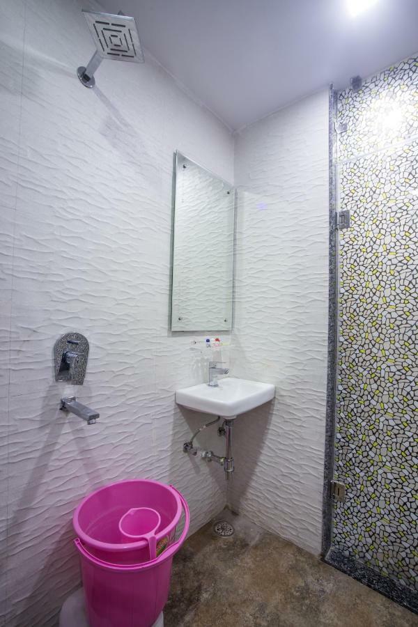 Hotel Harsha International New Delhi Buitenkant foto